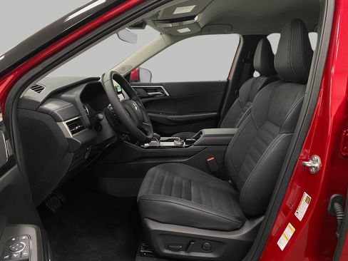 New 2025 Mitsubishi Outlander SE image 30