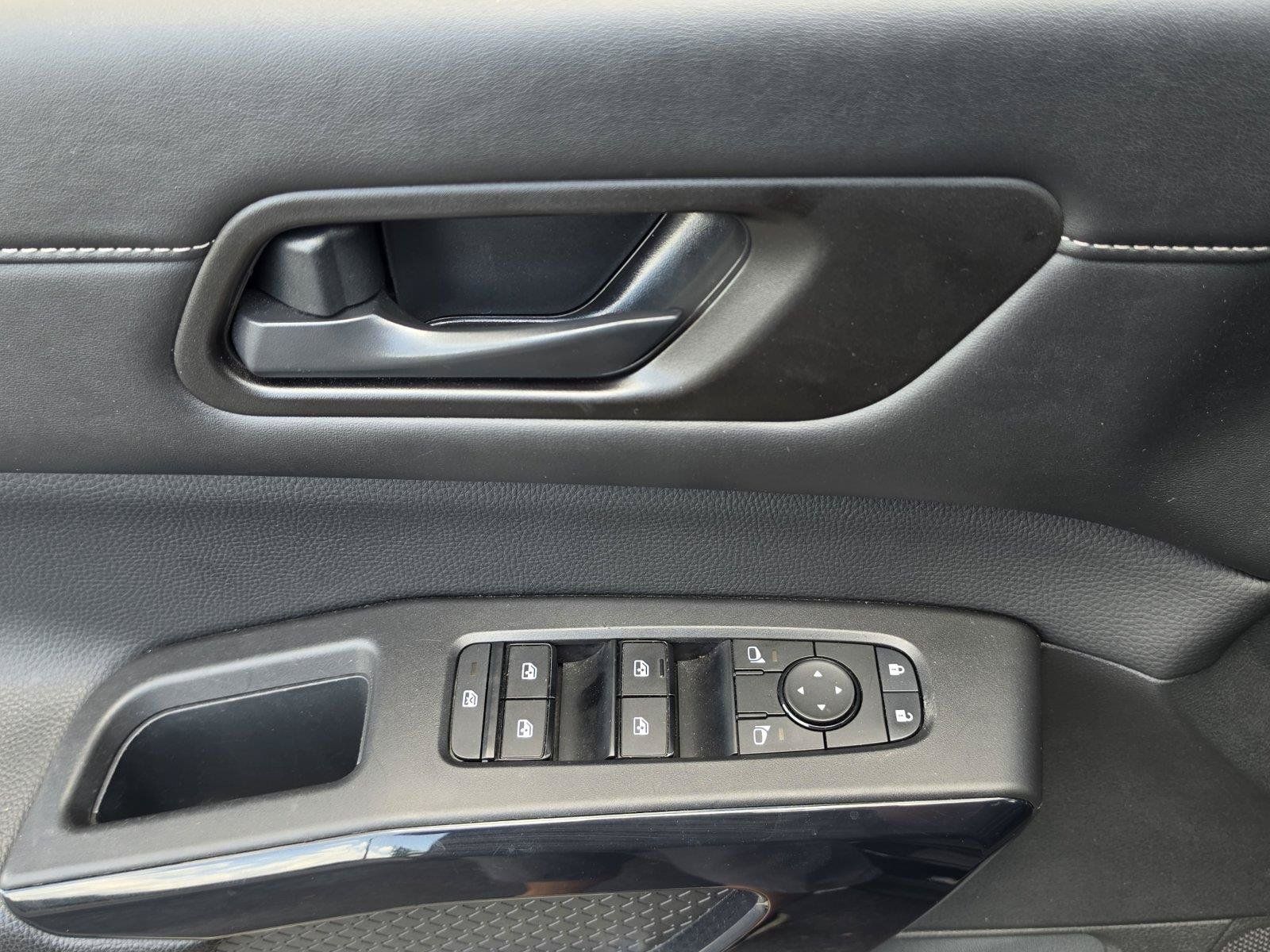 Used 2025 Nissan Pathfinder SV FWD image 17