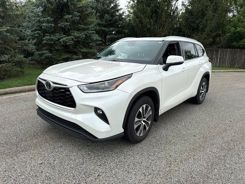 Used 2021 Toyota Highlander XLE AWD/4WD image 1