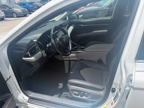 Used 2020 Toyota Camry XLE FWD image 16