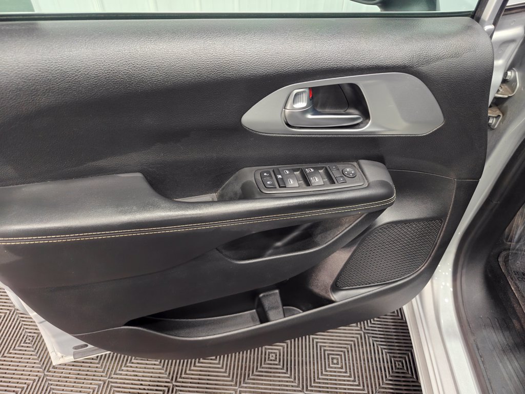 Used 2023 Chrysler Pacifica Touring FWD image 48