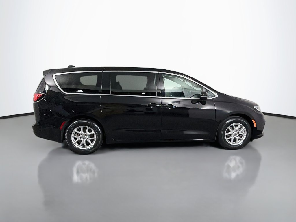 Used 2024 Chrysler Pacifica Touring-L FWD image 8