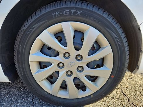 Used 2011 Hyundai Elantra GLS image 23