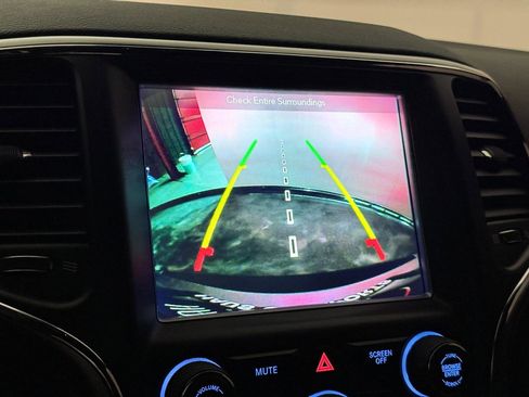 Used 2018 Jeep Grand Cherokee Laredo image 32