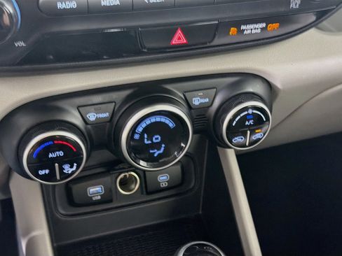 Used 2025 Hyundai Venue SEL FWD image 23