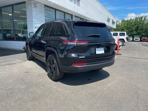 Used 2023 Jeep Grand Cherokee Limited w/ Black Appearance Package AWD/4WD image 7