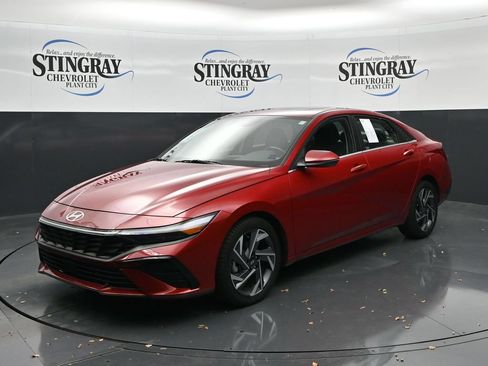 Used 2025 Hyundai Elantra Limited FWD image 3