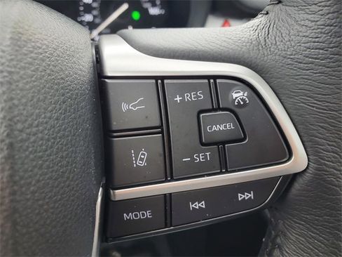 Used 2025 Toyota Sienna XLE image 24