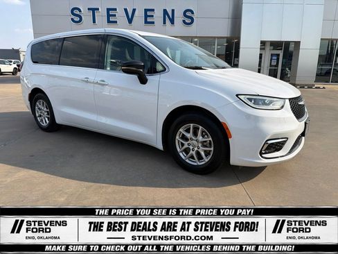 Used 2024 Chrysler Pacifica Touring-L FWD image 3