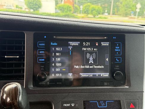 Used 2017 Toyota Sienna XLE w/ XLE Navigation Package FWD image 17