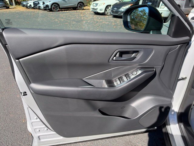 Used 2025 Nissan Rogue S AWD/4WD image 18