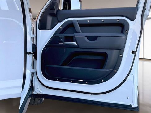 Used 2025 Land Rover Defender 110 S image 26