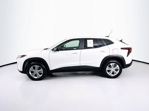 Used 2025 Chevrolet Trax LS FWD image 4