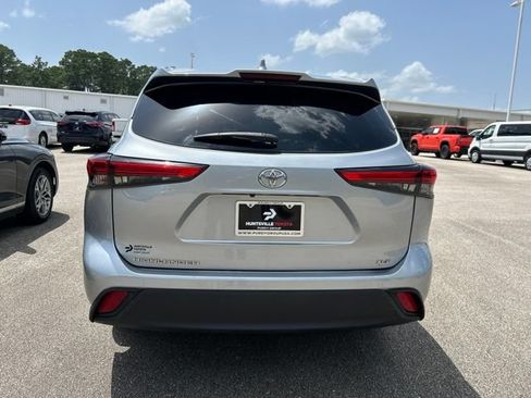Used 2021 Toyota Highlander XLE FWD image 5
