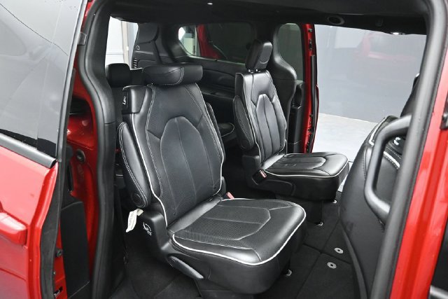 Used 2025 Chrysler Pacifica Limited FWD image 36
