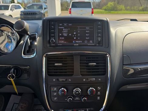Used 2018 Dodge Grand Caravan SE w/ UConnect Hands-Free Group image 14