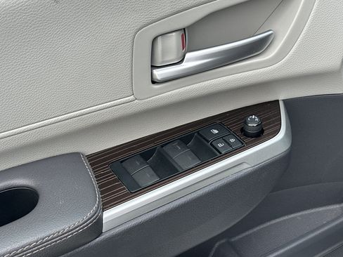 Used 2022 Toyota Sienna XLE image 12