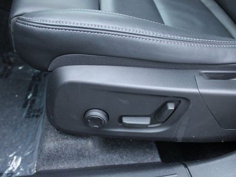 Used 2025 Volvo XC40 B5 Plus image 14