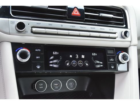 Used 2025 Genesis G70 2.5T image 24