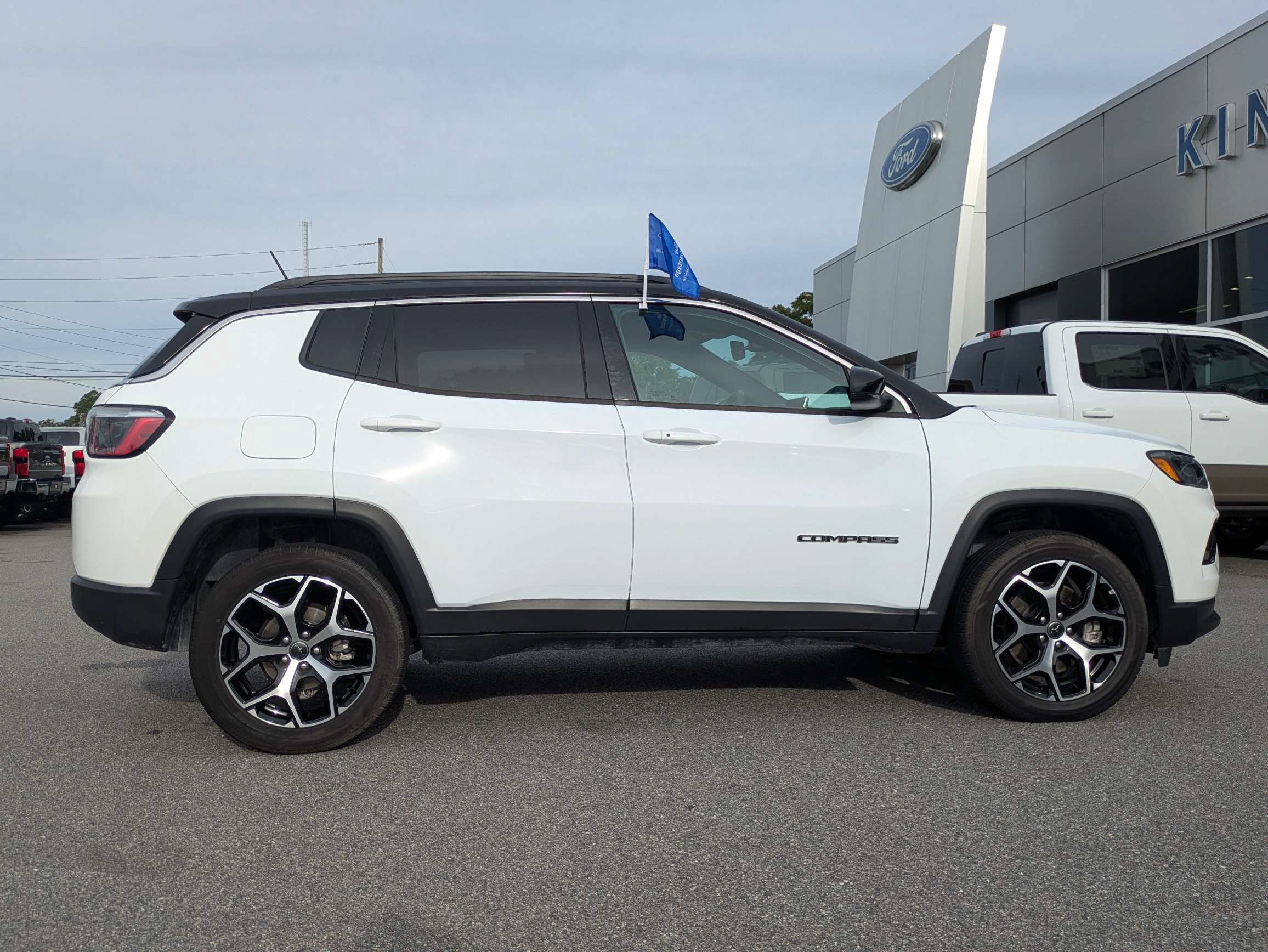 Used 2025 Jeep Compass Limited AWD/4WD image 3