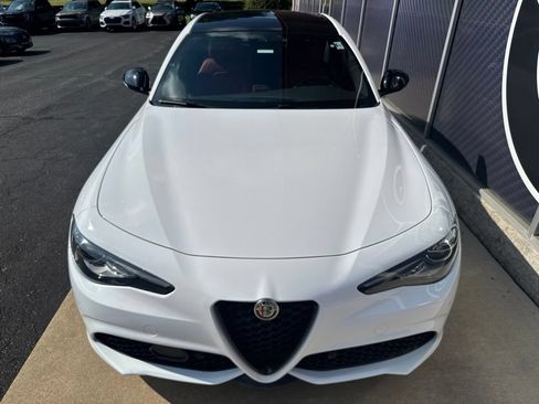 Used 2023 Alfa Romeo Giulia Veloce AWD/4WD image 9