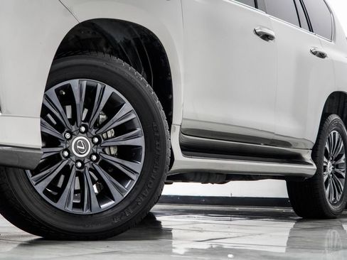 Used 2023 Lexus GX 460 Premium w/ Accessory Package AWD/4WD image 3