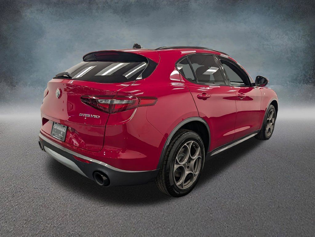 Used 2023 Alfa Romeo Stelvio Ti AWD/4WD image 4