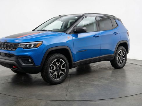 Used 2025 Jeep Compass Trailhawk AWD/4WD image 3