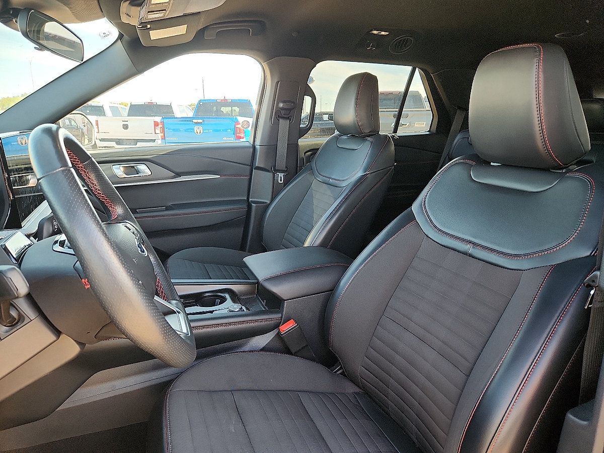 Used 2025 Ford Explorer ST-Line w/ ST-Line Street Pack AWD/4WD image 8