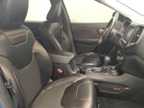 Used 2019 Jeep Cherokee Trailhawk w/ Cold Weather Group AWD/4WD image 21