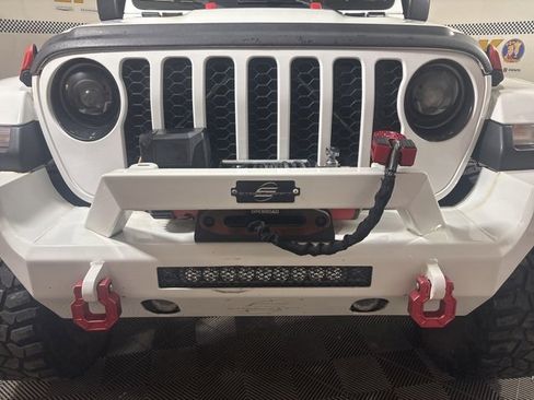 Used 2021 Jeep Gladiator Willys image 14