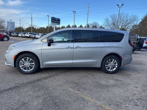 New 2026 Chrysler Pacifica Select AWD/4WD image 4