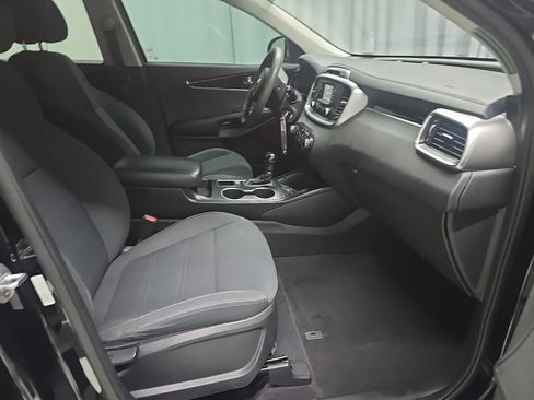 Used 2017 Kia Sorento AWD image 4