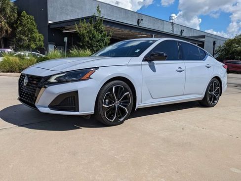 Used 2024 Nissan Altima 2.5 SR w/ SR Premium Package FWD image 9
