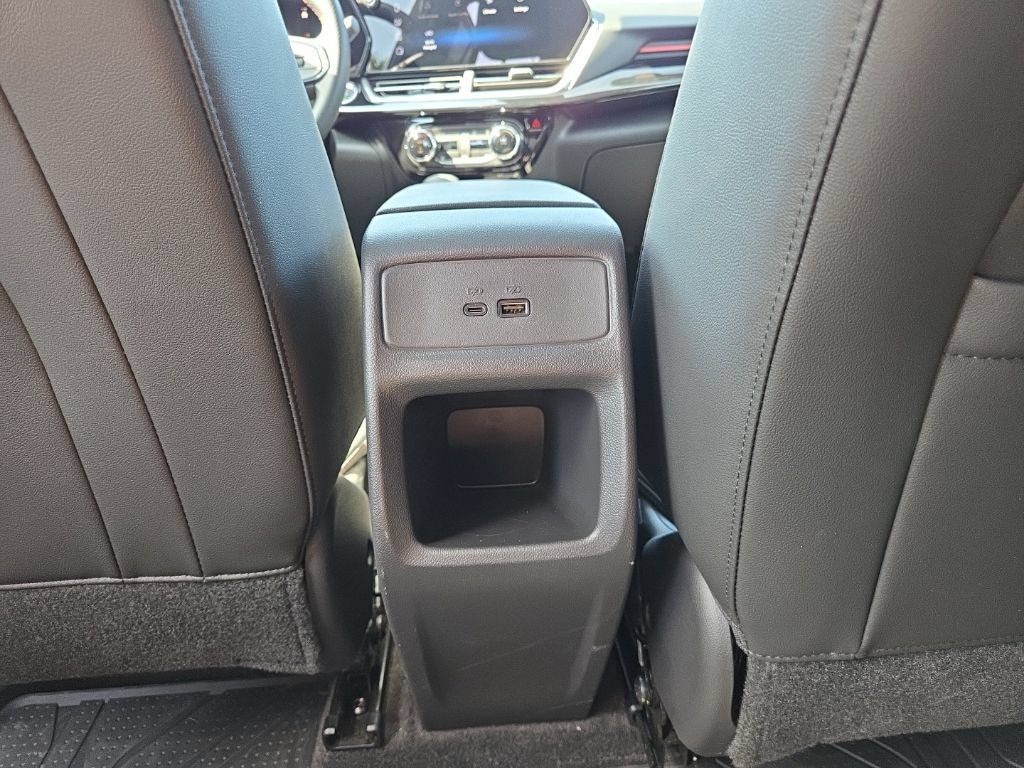 Used 2025 Chevrolet Trax RS w/ Sunroof Package FWD image 12