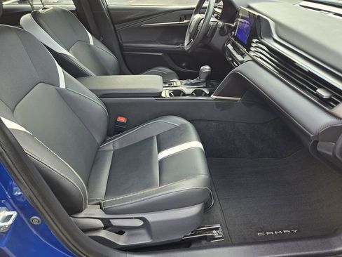 Used 2025 Toyota Camry SE w/ Convenience Package image 16