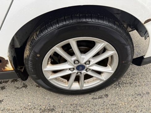 Used 2016 Ford Focus SE w/ SE Power Seat Package image 13