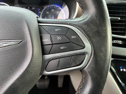 Used 2018 Chrysler Pacifica Touring-L image 25