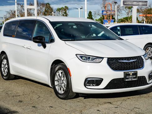 New 2026 Chrysler Pacifica Select image 3