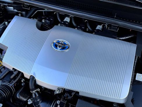 Used 2021 Toyota Prius LE image 27