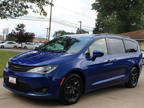 Used 2018 Chrysler Pacifica Touring-L Plus w/ S Appearance Package FWD image 5