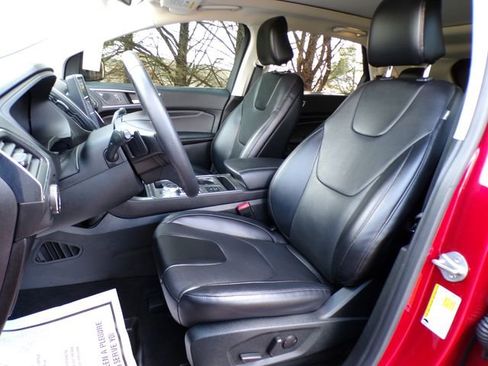 Used 2022 Ford Edge Titanium w/ Class II Trailer Tow Package image 16