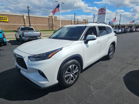 Used 2023 Toyota Highlander XLE AWD/4WD image 7