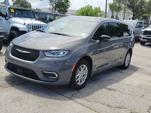 Used 2025 Chrysler Pacifica Select FWD image 2