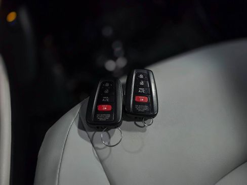 Used 2018 Toyota Prius Prime Advanced image 43