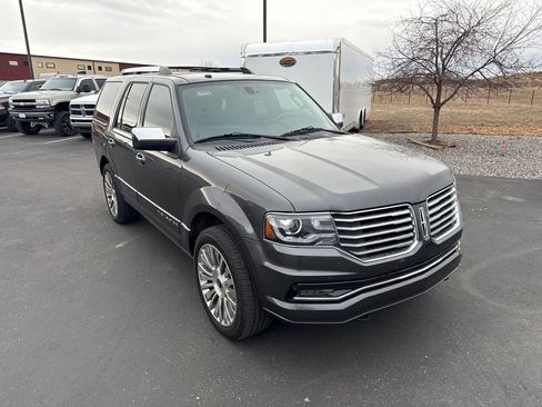 Used 2017 Lincoln Navigator Select image 3