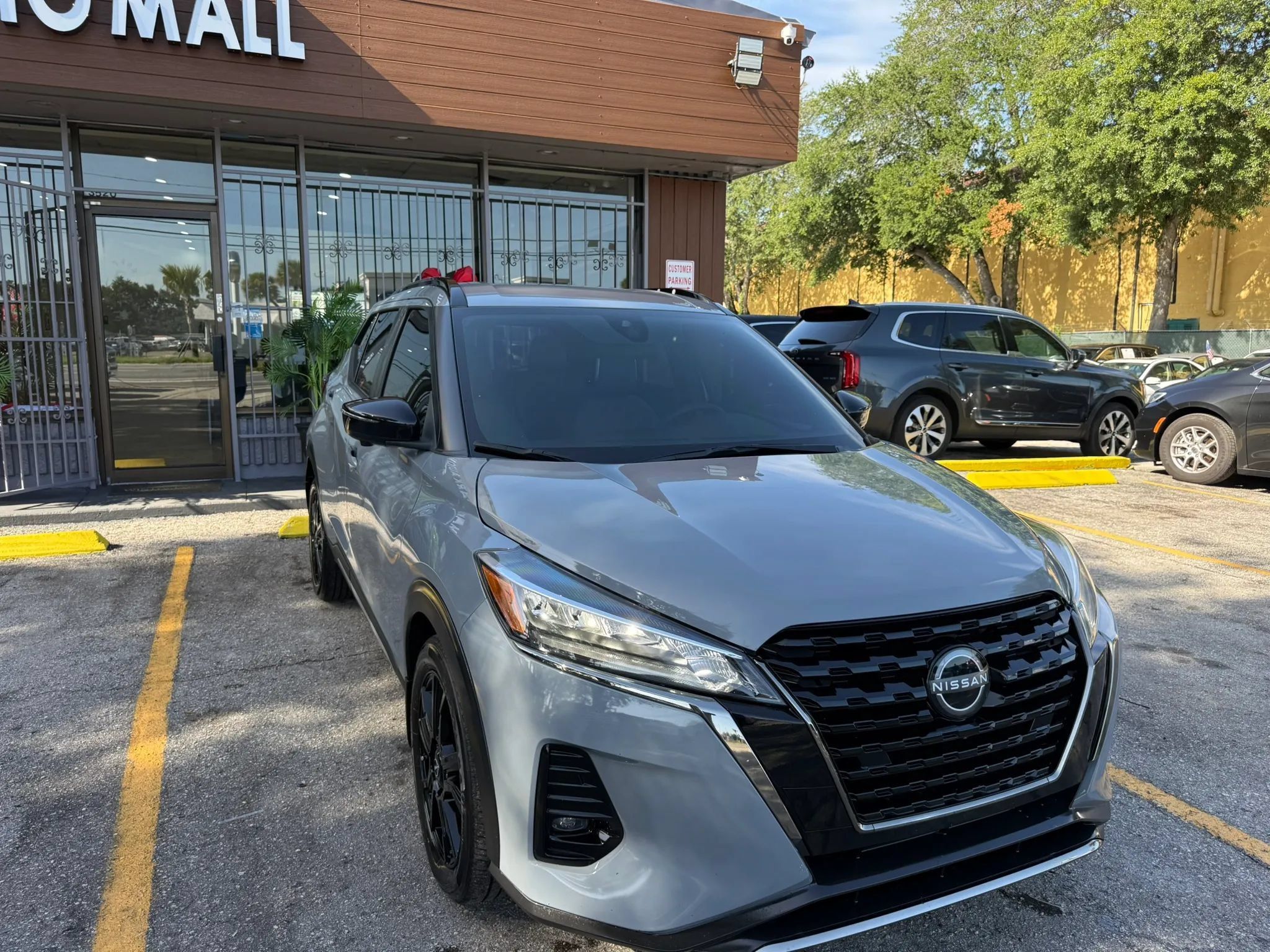 Used 2023 Nissan Kicks SR w/ SR Premium Package FWD image 3