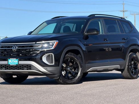 Used 2025 Volkswagen Atlas Peak Edition SE image 1