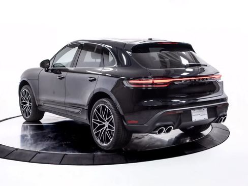 Certified 2025 Porsche Macan AWD/4WD image 3
