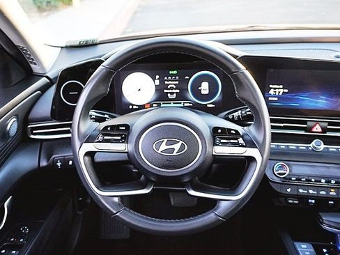 Certified 2025 Hyundai Elantra SEL image 18